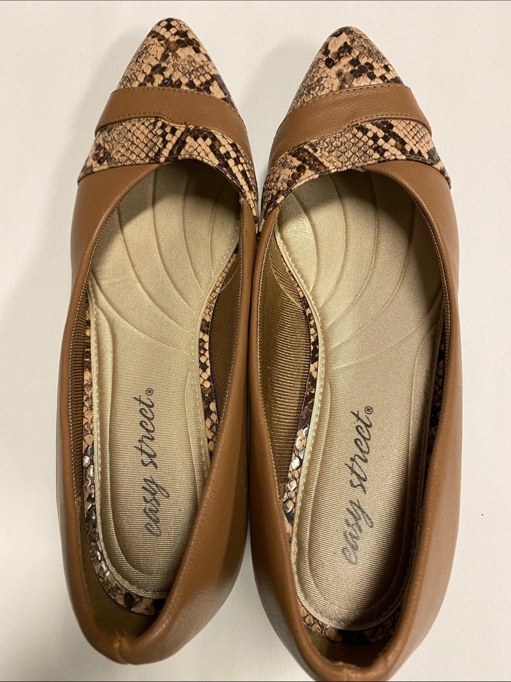 easy street Tan Snake-Print Pointed Toe Flats size 8. H-1